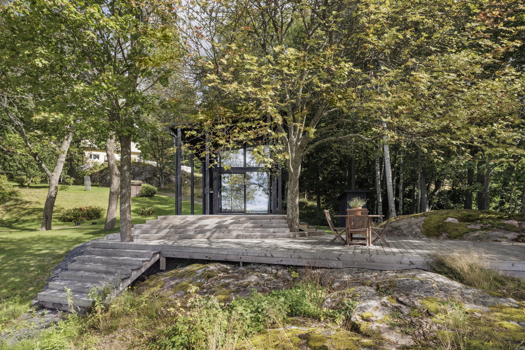 Sauna pilkottaa puiden seassa